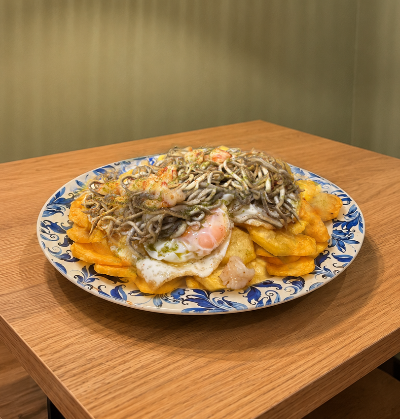 9. Huevos Rotos con Gulas y Gambas